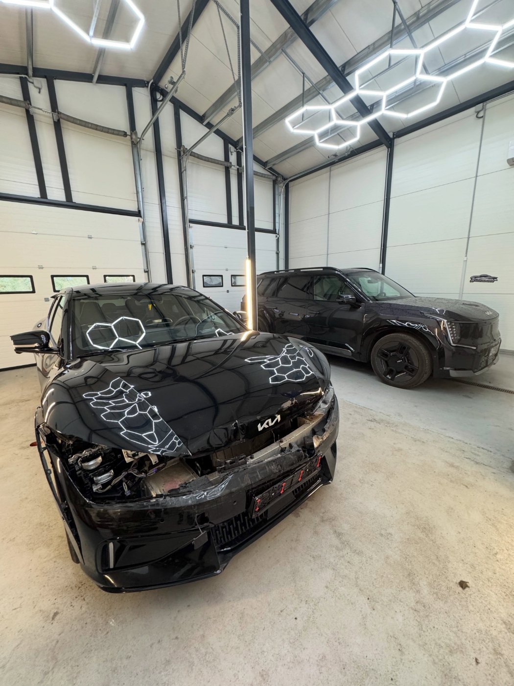 Juodas BMW darbų metu studijoje