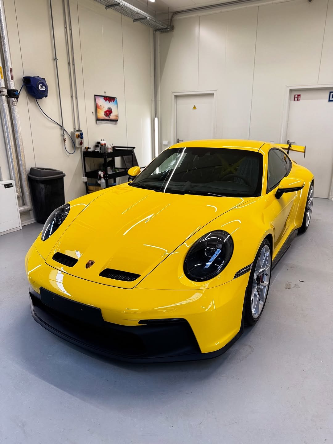Geltonas Porsche 911 su blizgančiu, nupoliruotu kėbulu